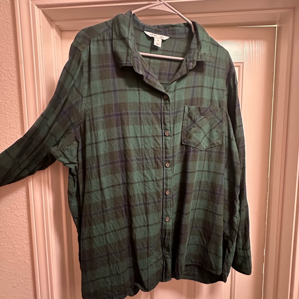 Long sleeve green flannel shirt from old navy. Xxl fits true to size.